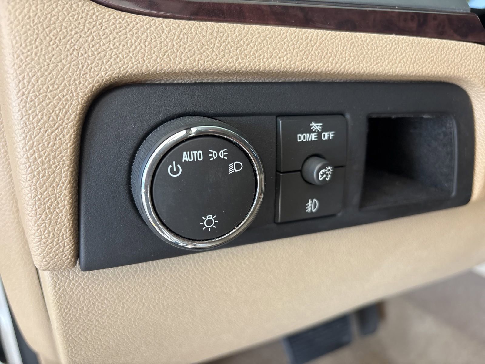 Used 2013 Cadillac Escalade Premium RWD image 16