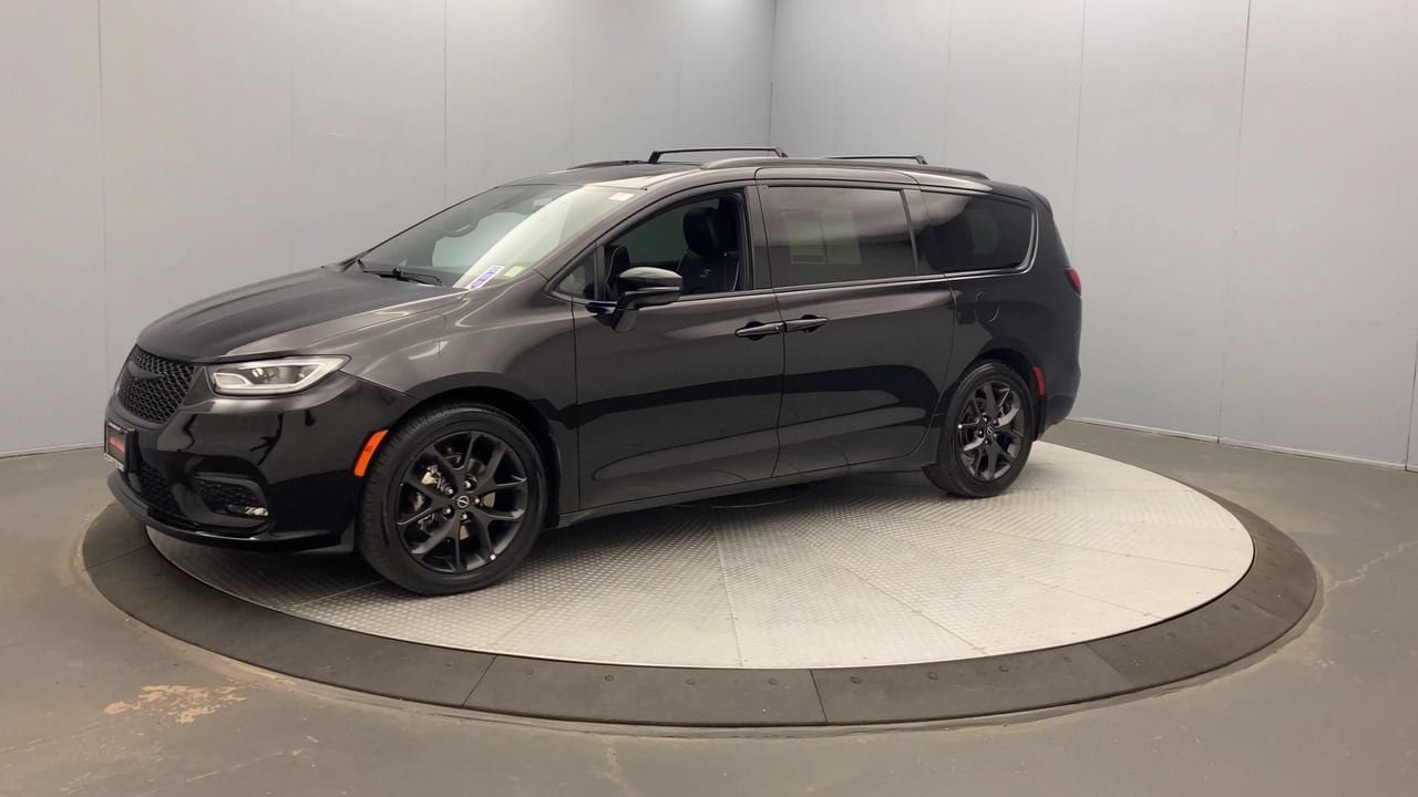 Used 2025 Chrysler Pacifica Limited FWD image 9