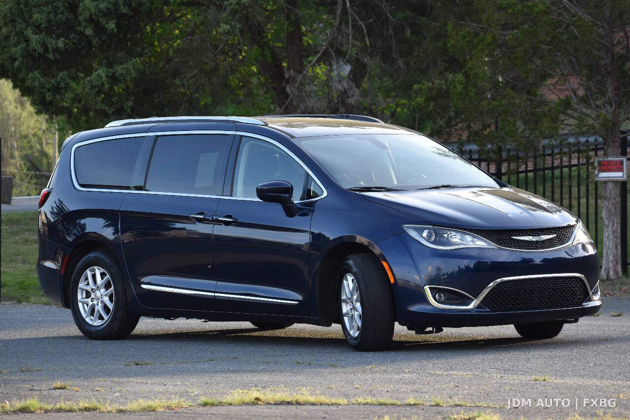 Used 2020 Chrysler Pacifica Touring-L FWD image 4