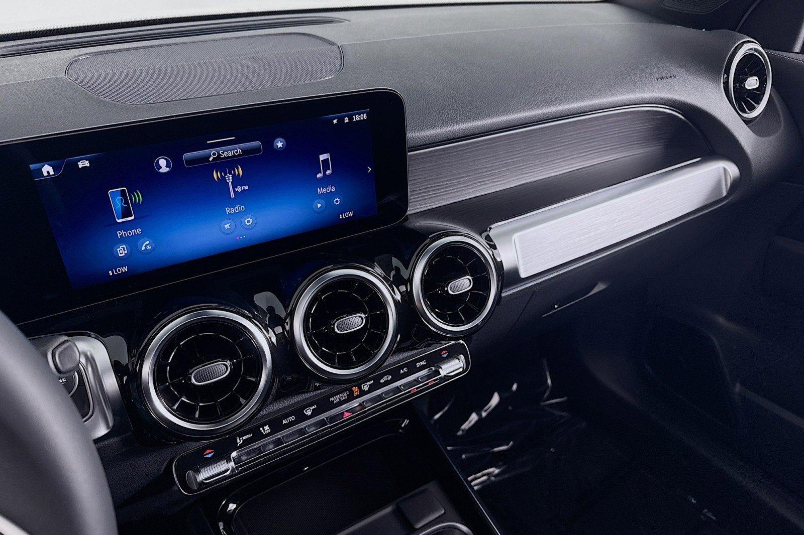 New 2026 Mercedes-Benz GLB 250 image 19