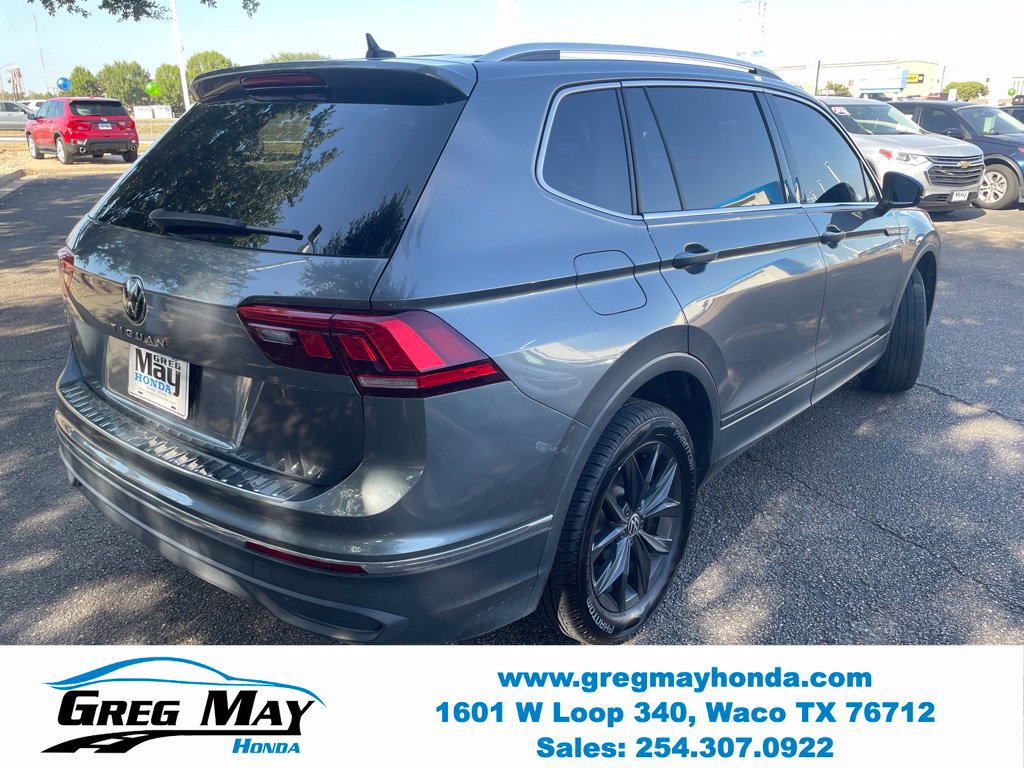 Used 2024 Volkswagen Tiguan SE w/ Panoramic Sunroof Package FWD image 3