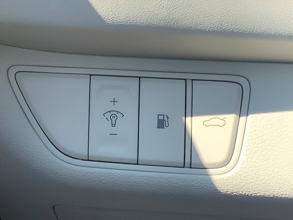 Certified 2025 Genesis G70 2.5T image 32