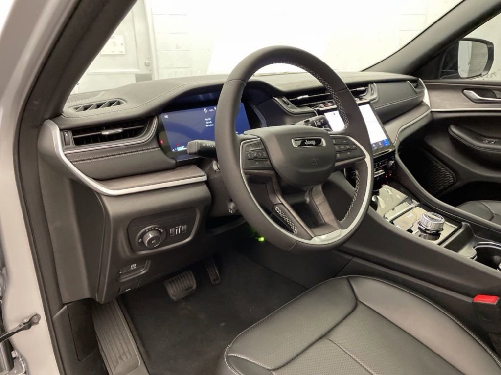 New 2025 Jeep Grand Cherokee Limited w/ Luxury Tech Group II image 16