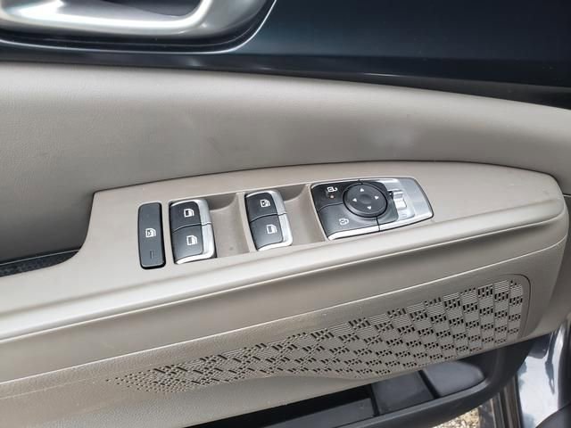 Used 2025 Kia Carnival image 22