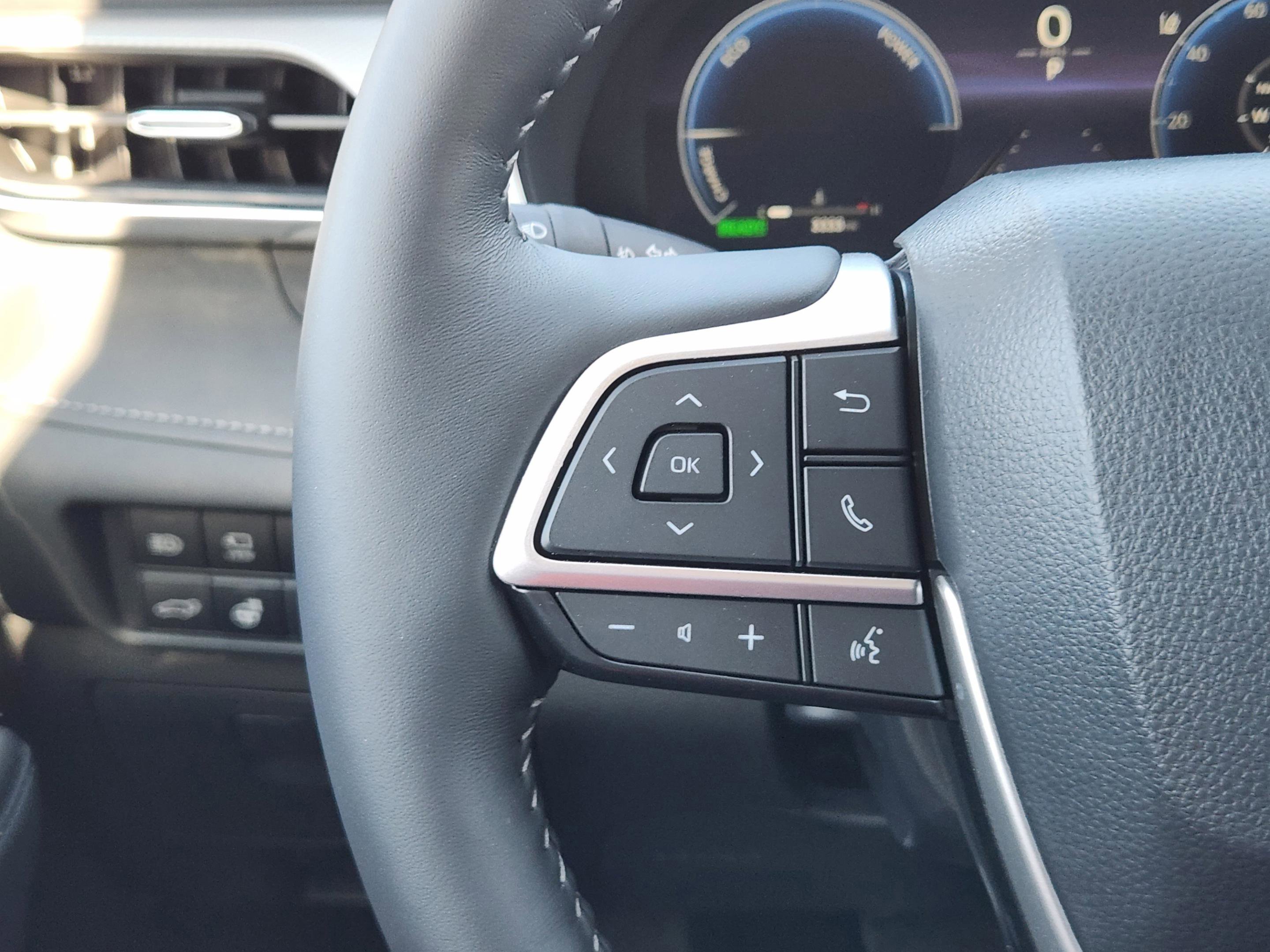 Used 2025 Toyota Highlander Platinum image 29