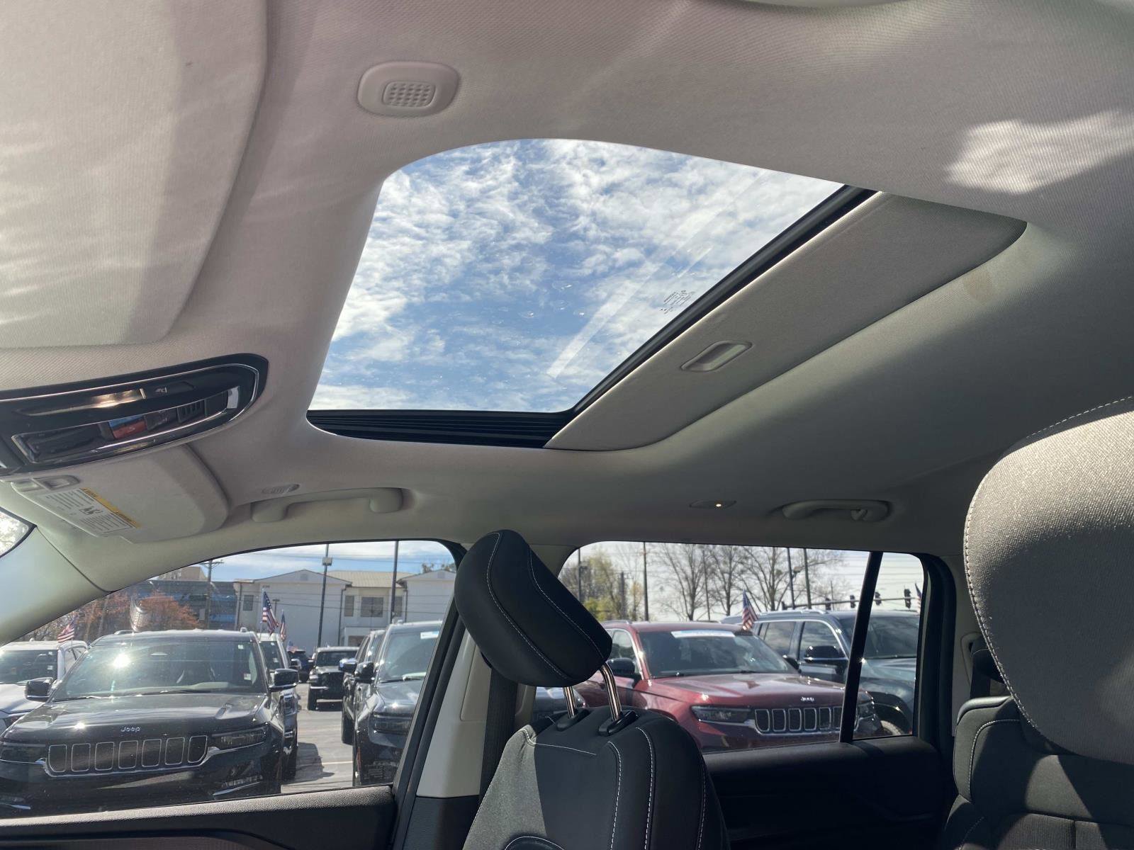 Used 2023 Jeep Grand Cherokee L Laredo image 26