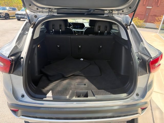 Used 2024 Chevrolet Trax LT w/ Sunroof Package FWD image 13