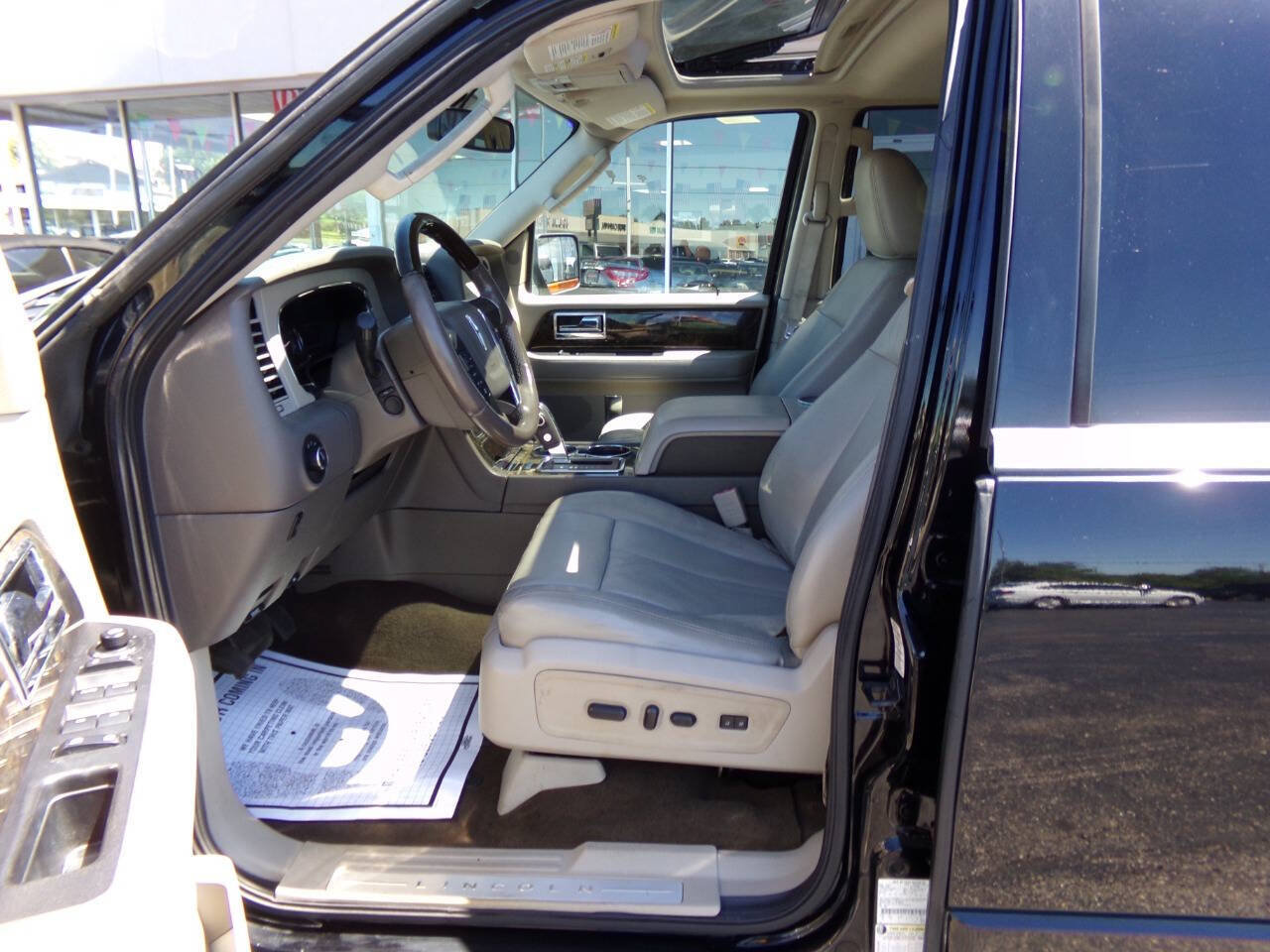 Used 2016 Lincoln Navigator L Select RWD image 10