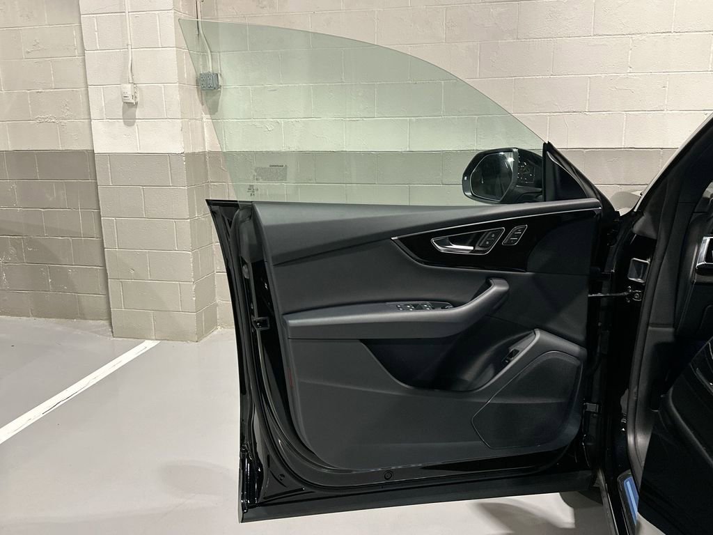Used 2025 Audi Q8 Premium image 9