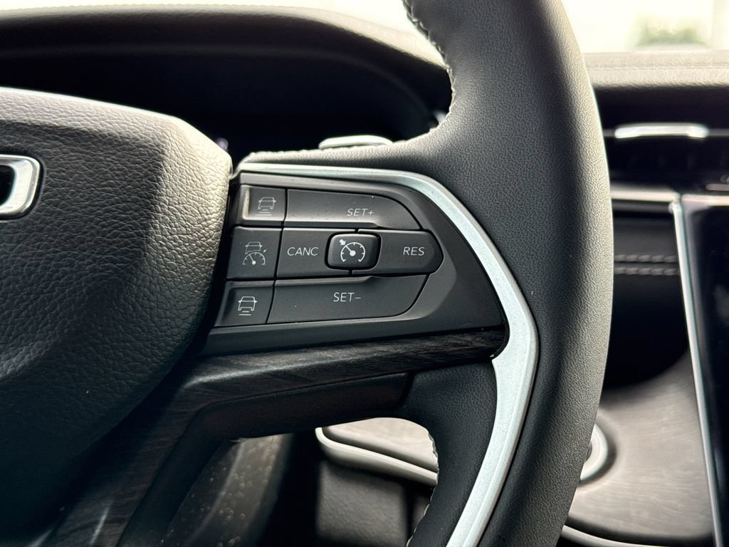 Used 2023 Jeep Grand Cherokee L Limited AWD/4WD image 27