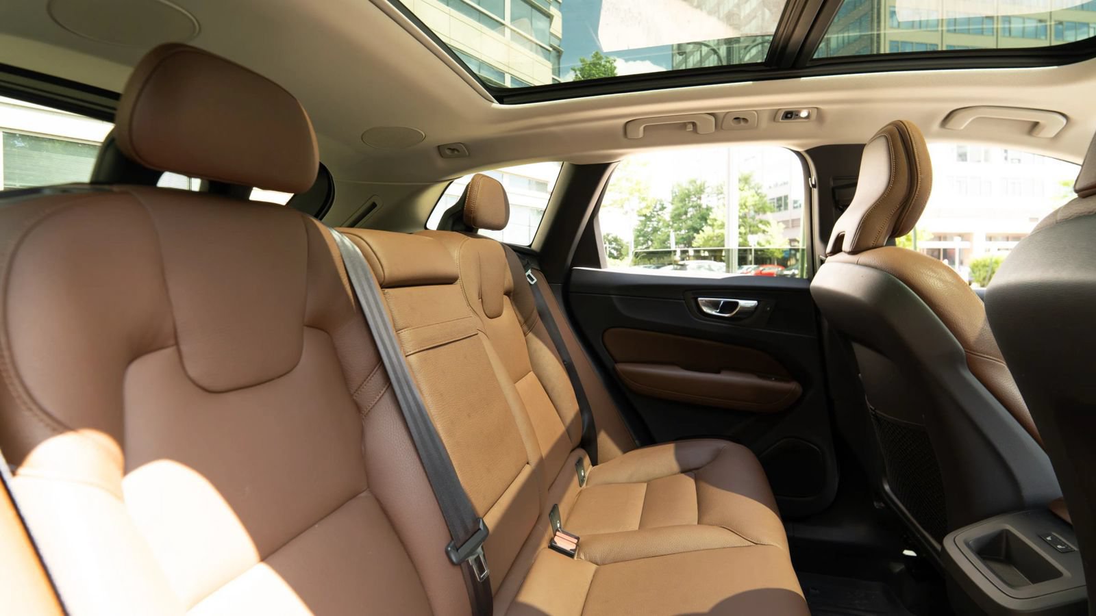 Used 2019 Volvo XC60 T5 Momentum w/ Multimedia Package AWD/4WD image 16