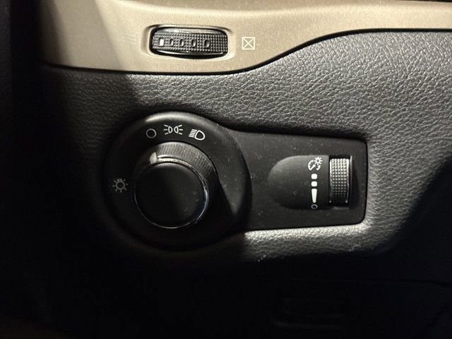 Used 2015 Jeep Cherokee Sport w/ Sport Appearance Group FWD image 17