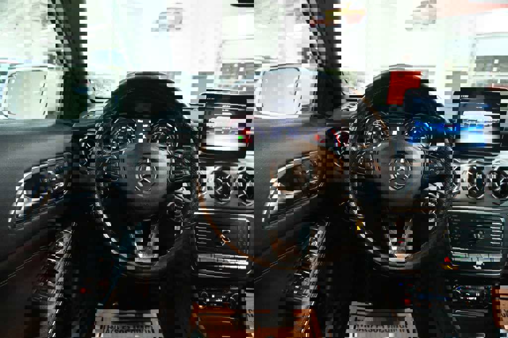 Used 2020 Mercedes-Benz GLA 250 4MATIC image 30