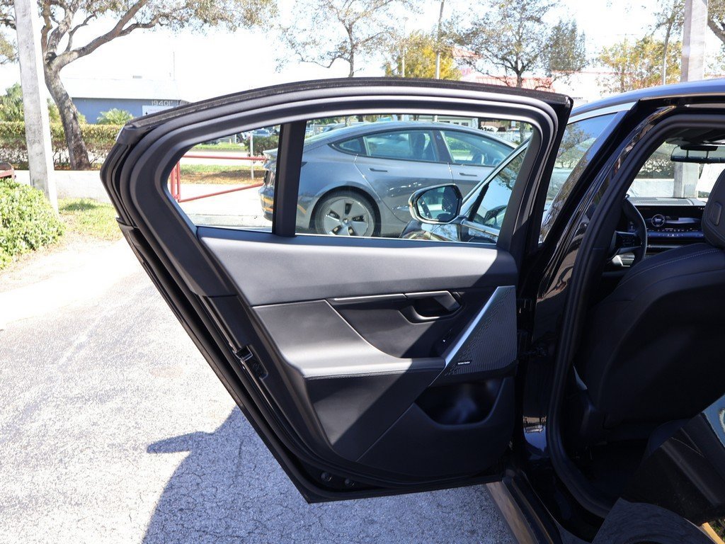 Used 2025 BMW i5 xDrive40 w/ Premium Package image 27