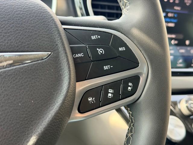 Used 2023 Chrysler Pacifica Touring-L image 10