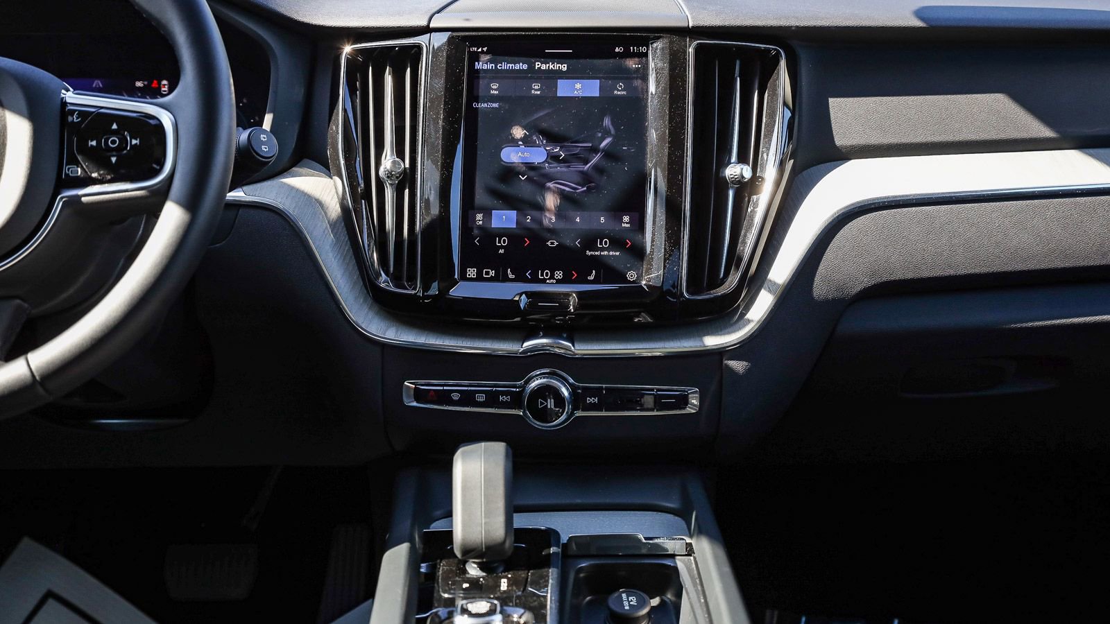 Used 2025 Volvo XC60 B5 Plus image 13