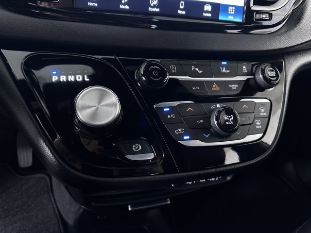 Used 2025 Chrysler Voyager LX FWD image 16