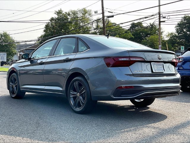 Certified 2022 Volkswagen Jetta SE FWD image 3