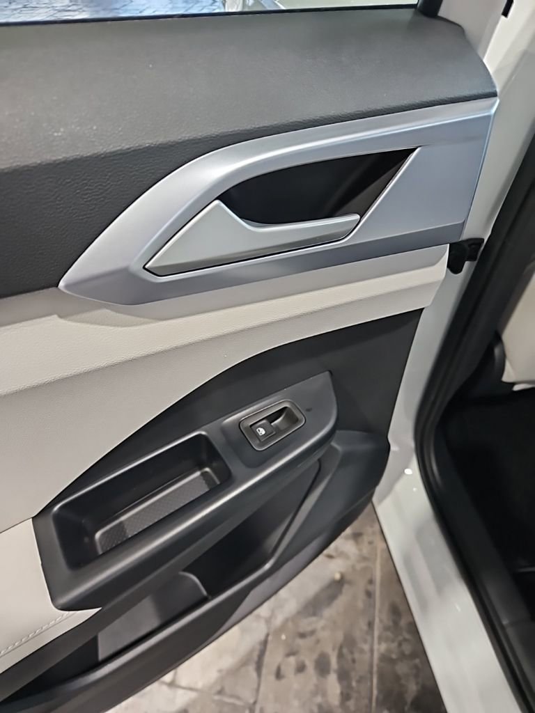 New 2026 Volkswagen Taos SE image 21