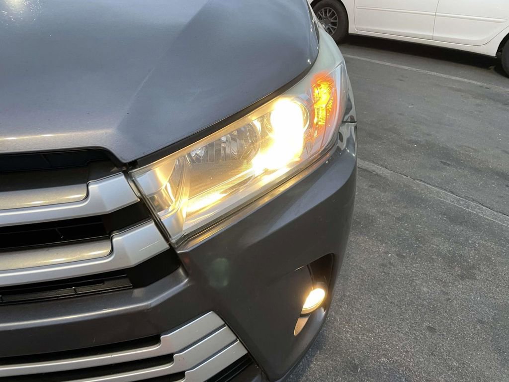 Used 2017 Toyota Highlander XLE image 12