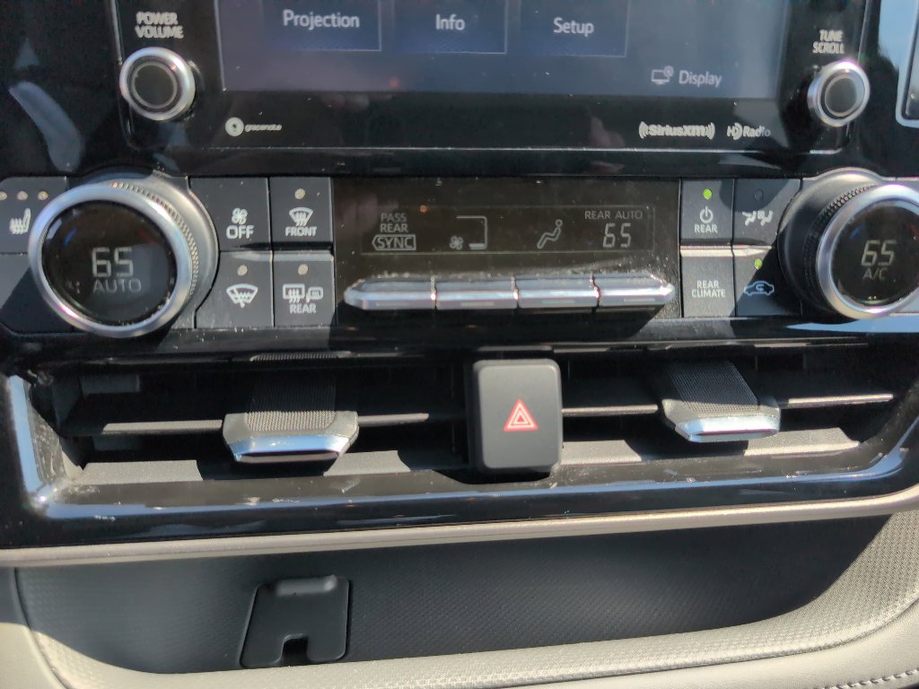 Used 2022 Toyota Highlander XLE image 24