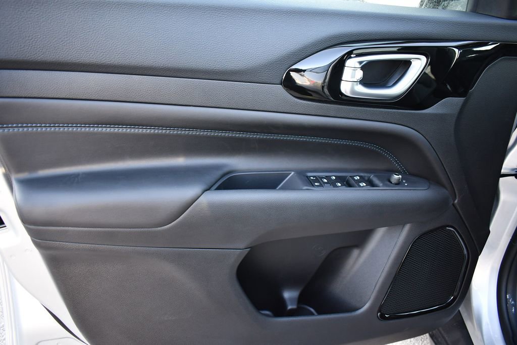 New 2026 Jeep Compass Latitude image 13