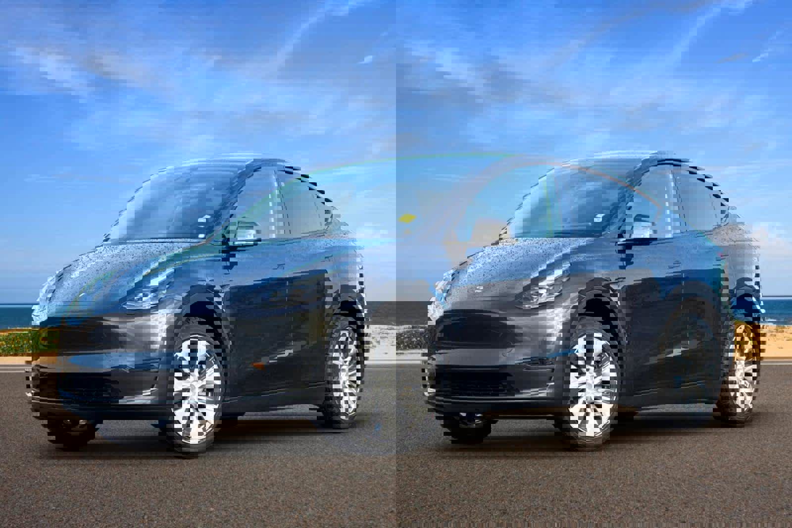 Used 2024 Tesla Model Y 2WD image 1