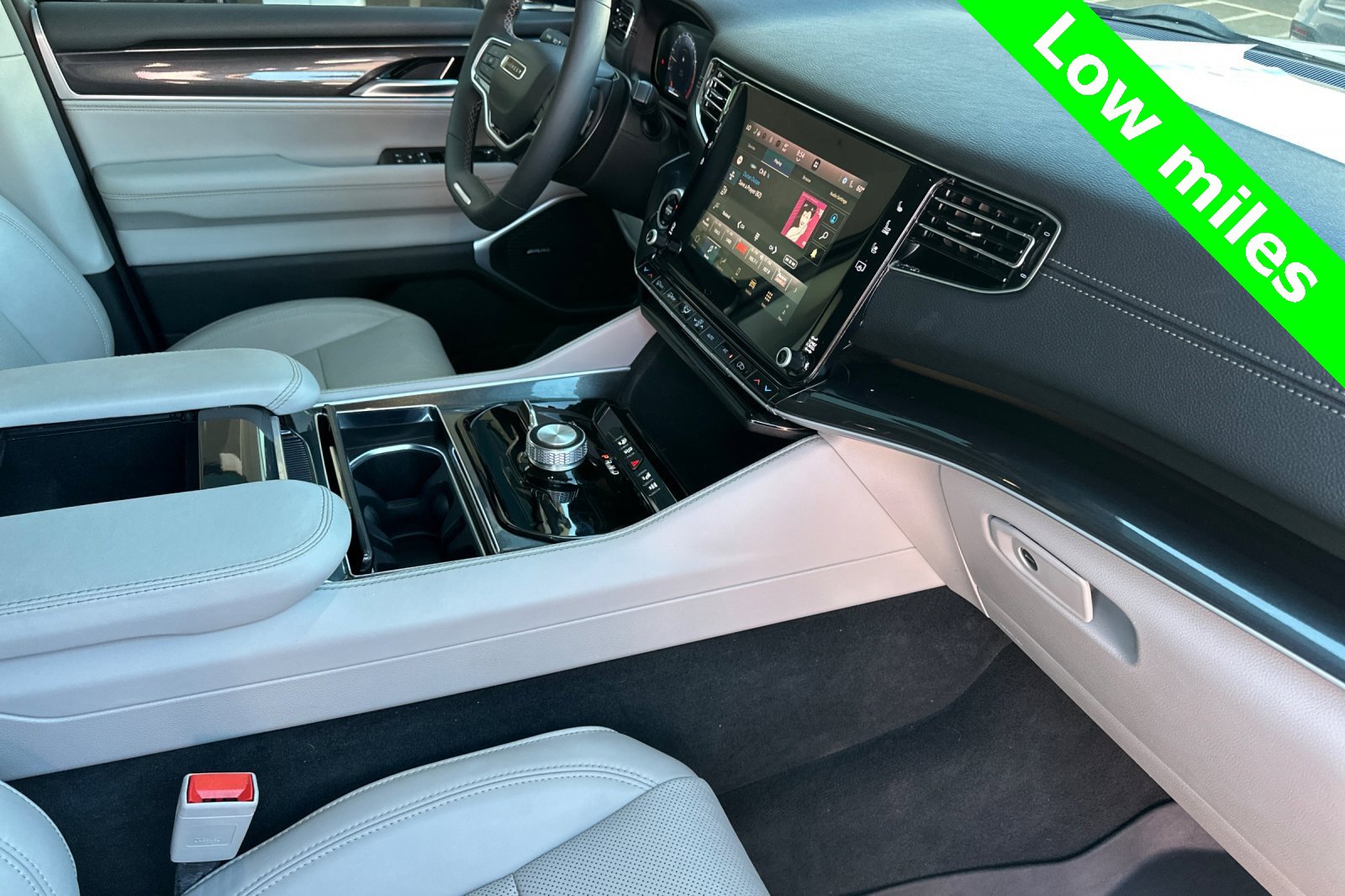 Used 2024 Jeep Wagoneer 4WD image 21