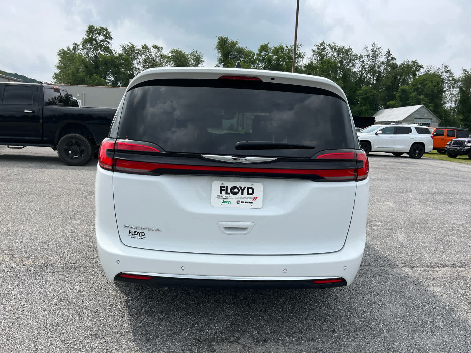 Used 2023 Chrysler Pacifica Touring-L FWD image 4