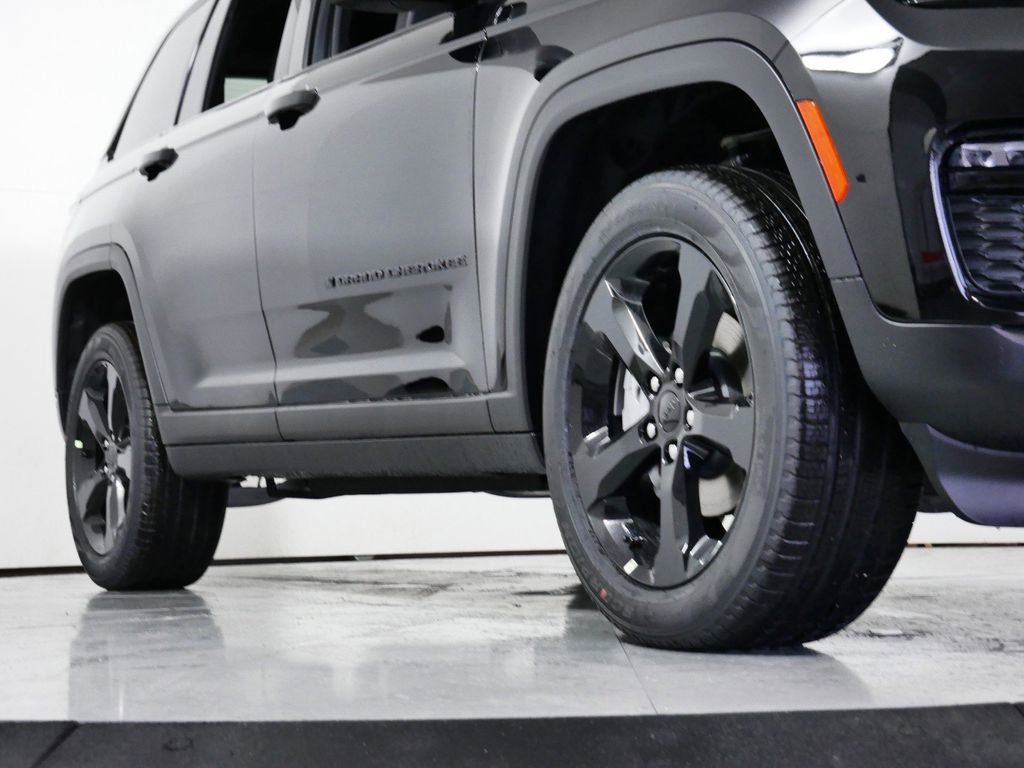 Certified 2024 Jeep Grand Cherokee Limited w/ Black Appearance Package image 8