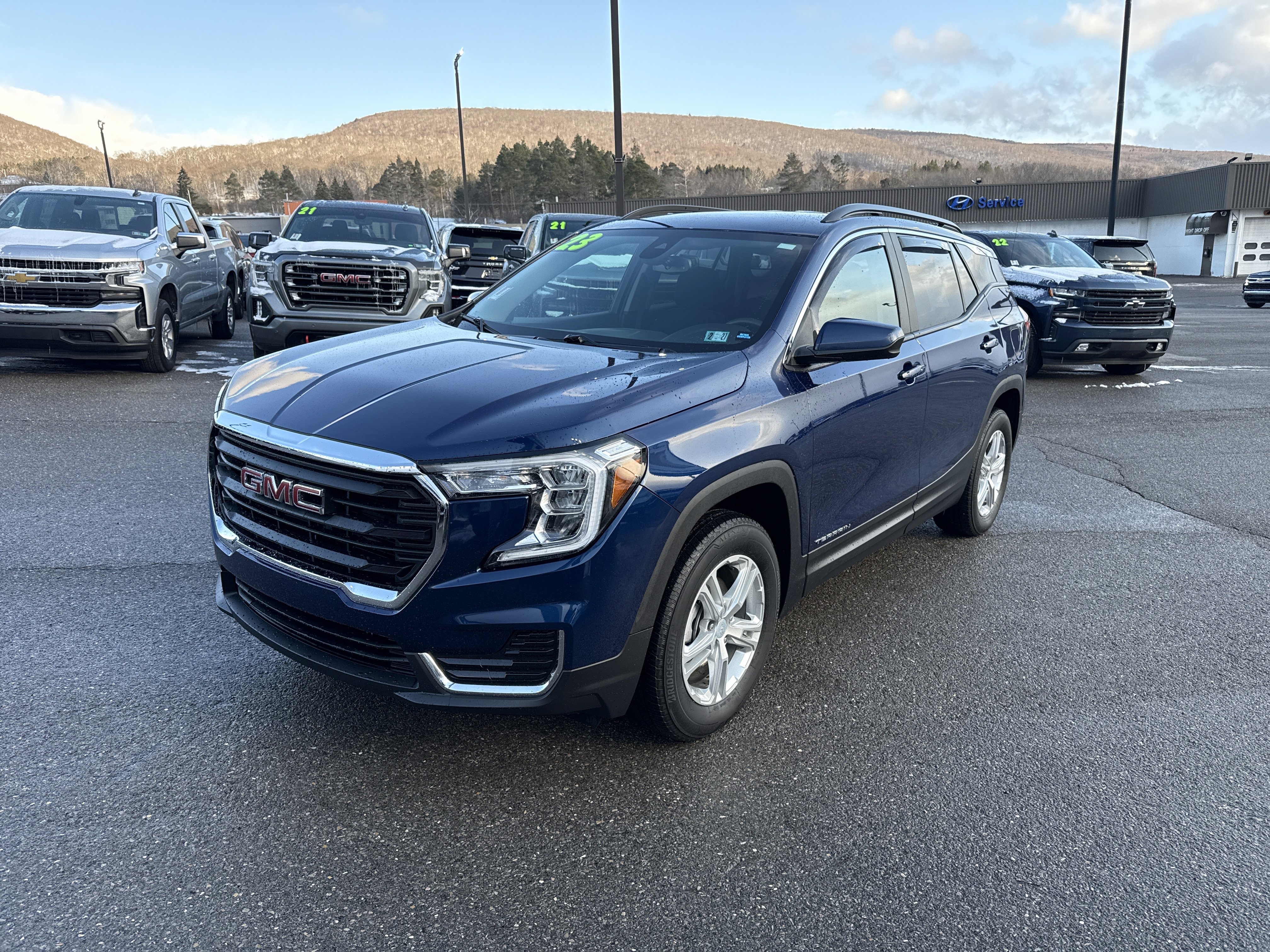 Used 2023 GMC Terrain SLE w/ Driver Convenience Package image 8