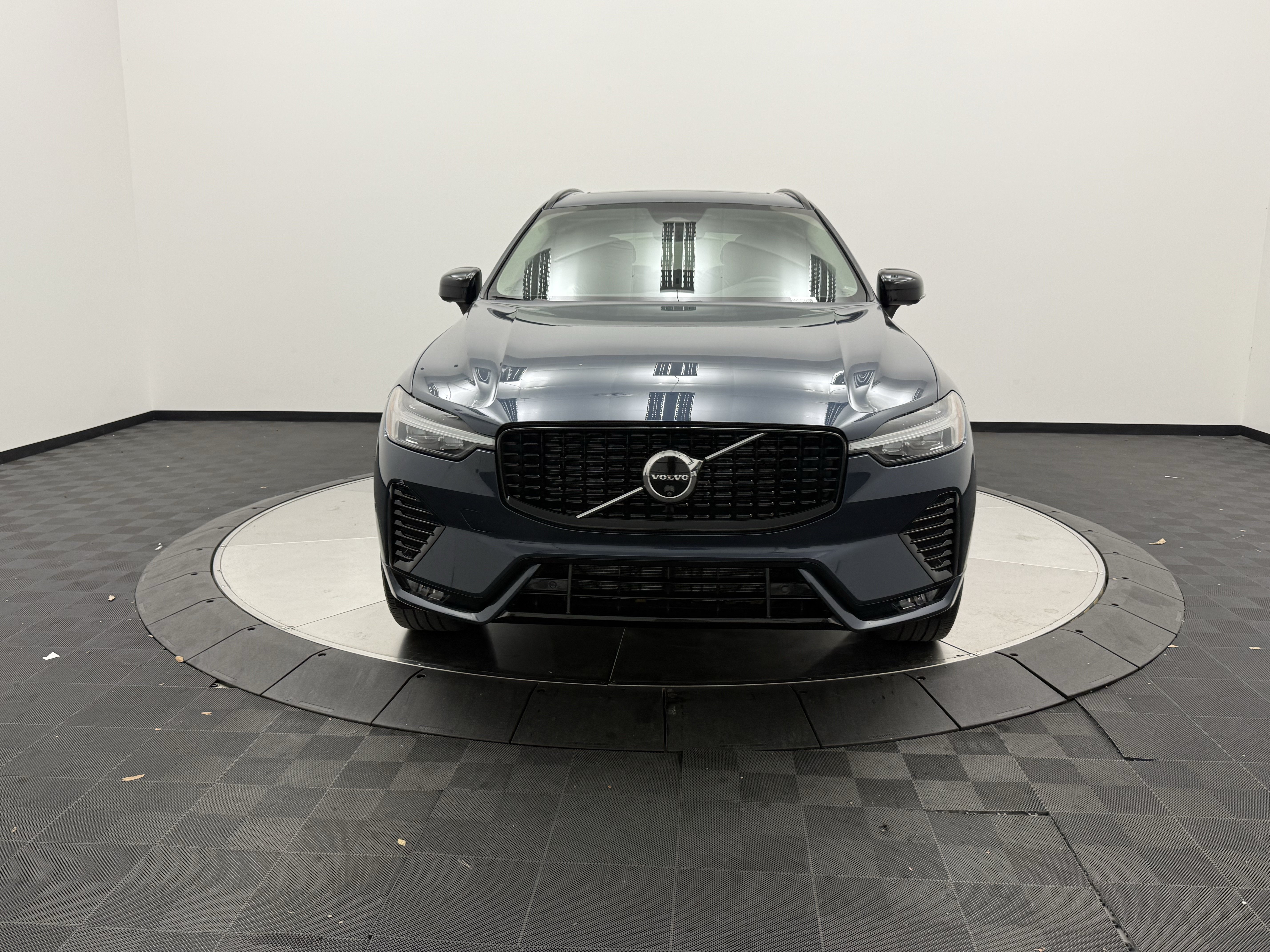 Certified 2024 Volvo XC60 B5 Plus AWD/4WD image 2