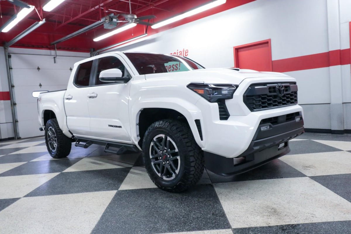 Used 2025 Toyota Tacoma TRD Sport AWD/4WD image 2