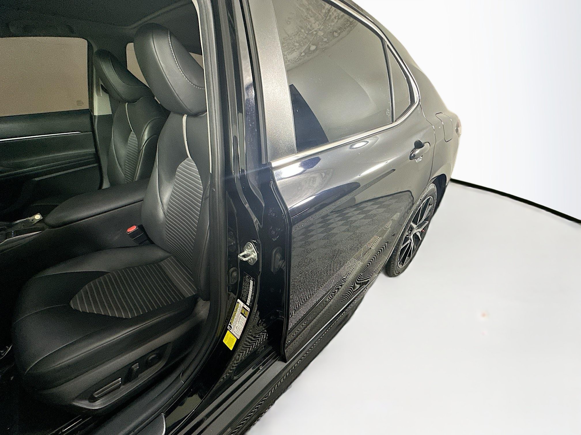 Used 2023 Toyota Camry SE w/ Cold Weather Package FWD image 12