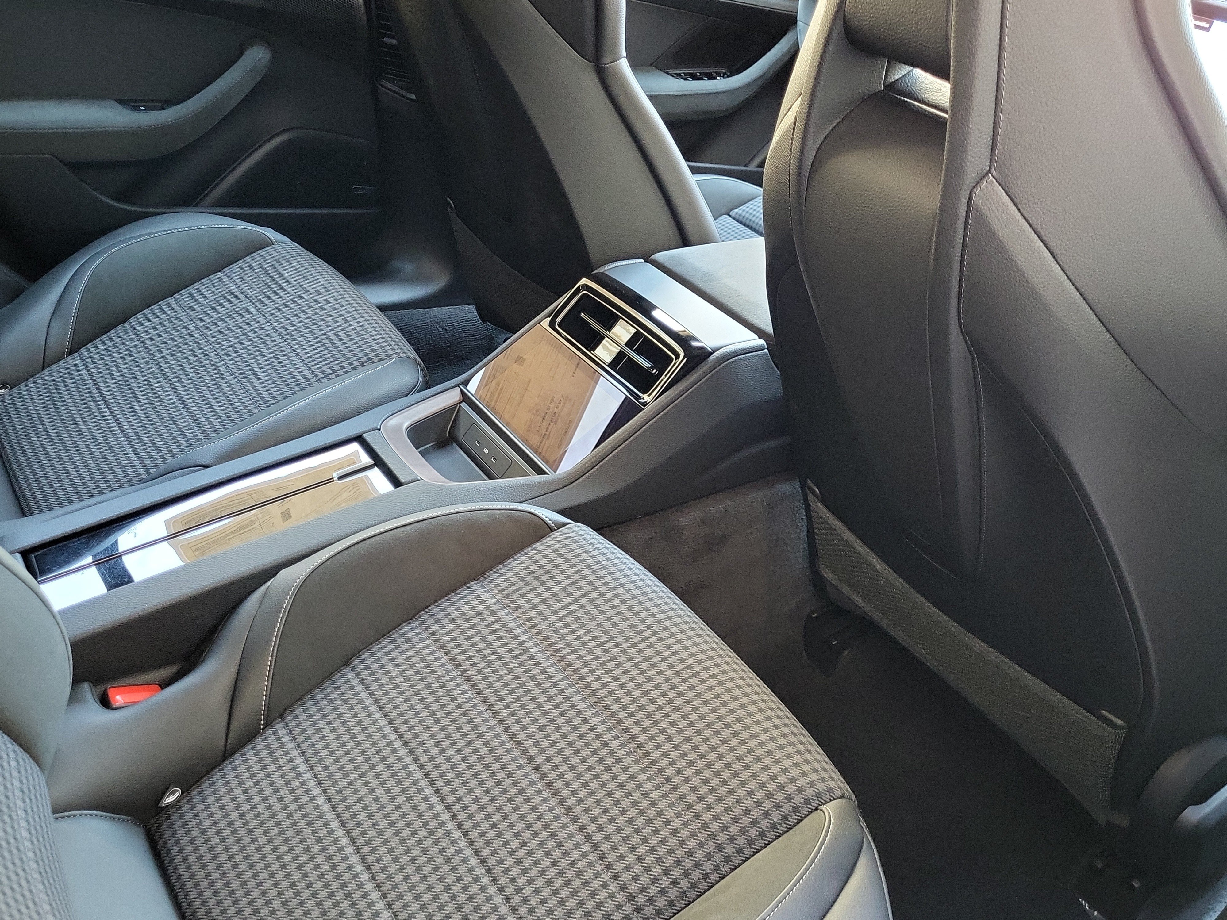Certified 2025 Porsche Panamera 4 AWD/4WD image 25