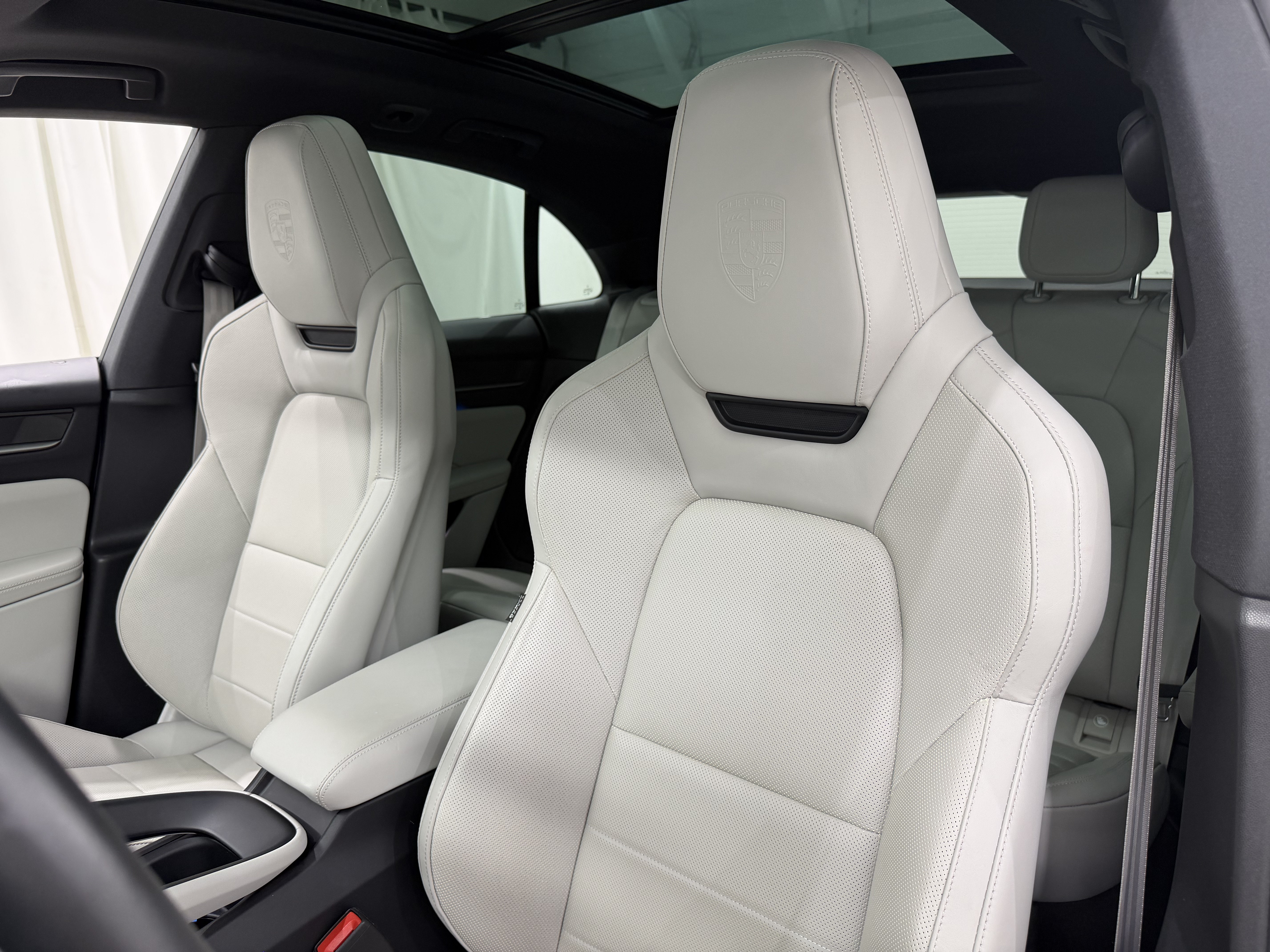Certified 2025 Porsche Macan 4 Electric AWD/4WD image 34