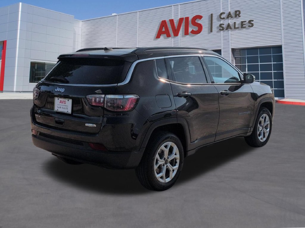 Used 2025 Jeep Compass Latitude w/ Sun & Sound Group AWD/4WD image 6