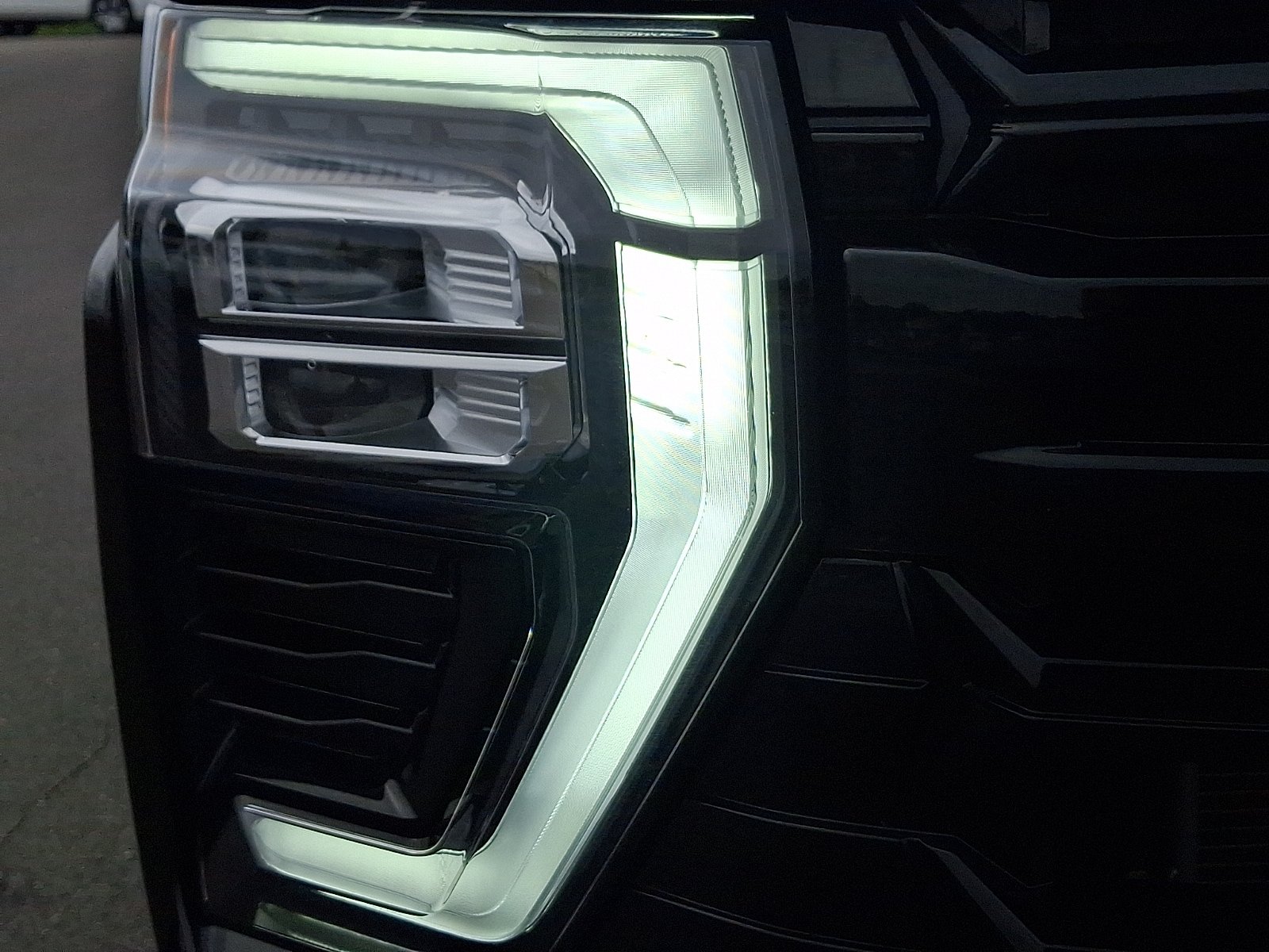 Used 2025 Chevrolet Silverado 2500 ZR2 w/ Technology Package AWD/4WD image 9