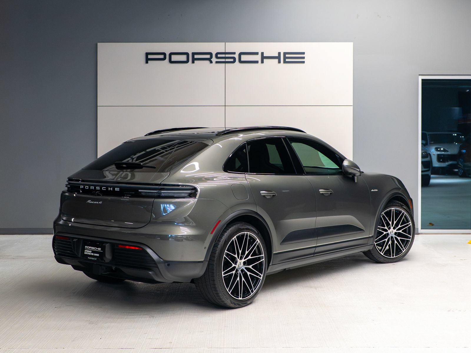 Certified 2024 Porsche Macan 4 Electric AWD/4WD image 4