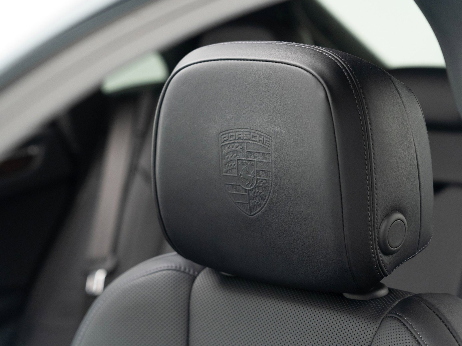 Certified 2025 Porsche Macan AWD/4WD image 18