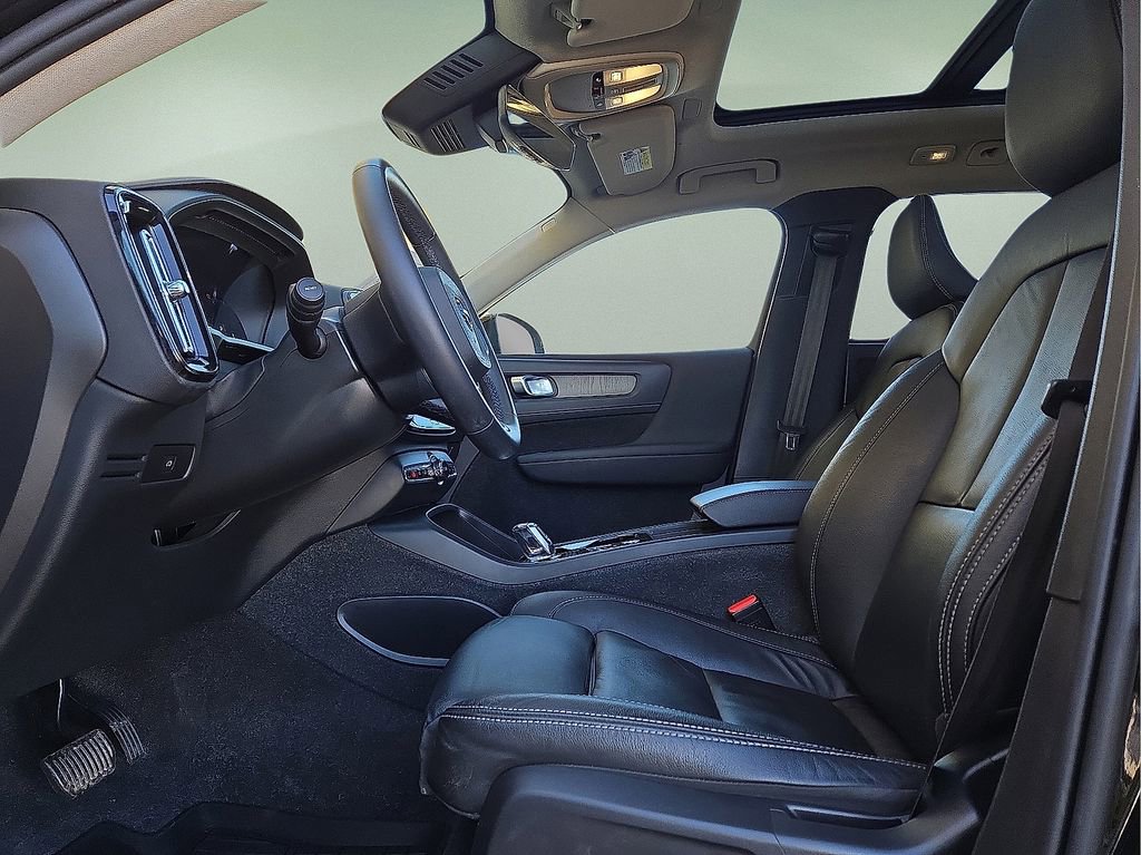 Certified 2023 Volvo XC40 B5 Plus w/ Protection Package Premier image 24