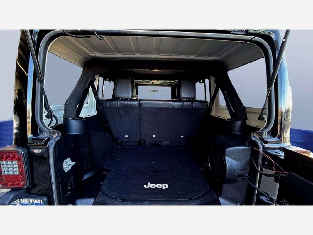 Used 2012 Jeep Wrangler Unlimited Rubicon w/ Connectivity Group image 16