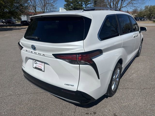 Used 2025 Toyota Sienna Limited image 5