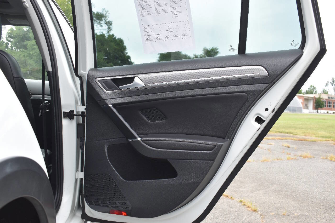 Used 2017 Volkswagen Golf Alltrack SE image 11