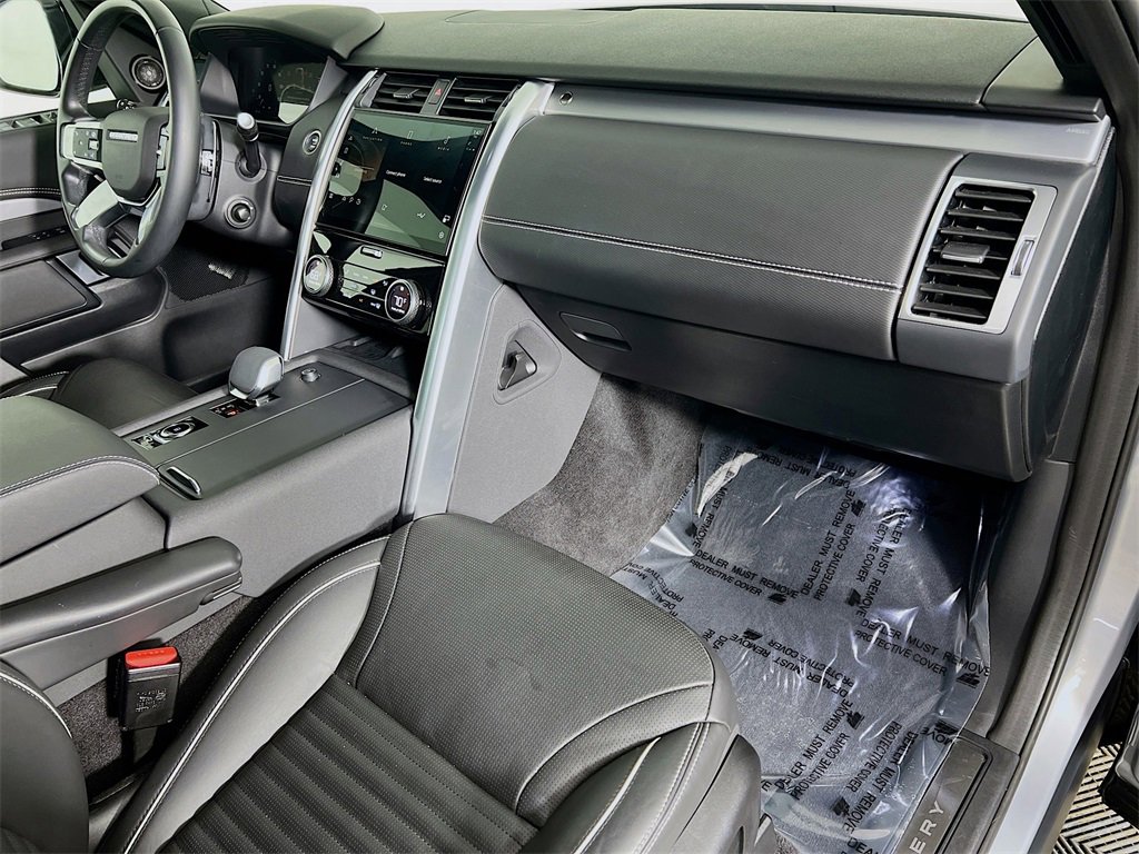 Certified 2024 Land Rover Discovery Dynamic SE image 31
