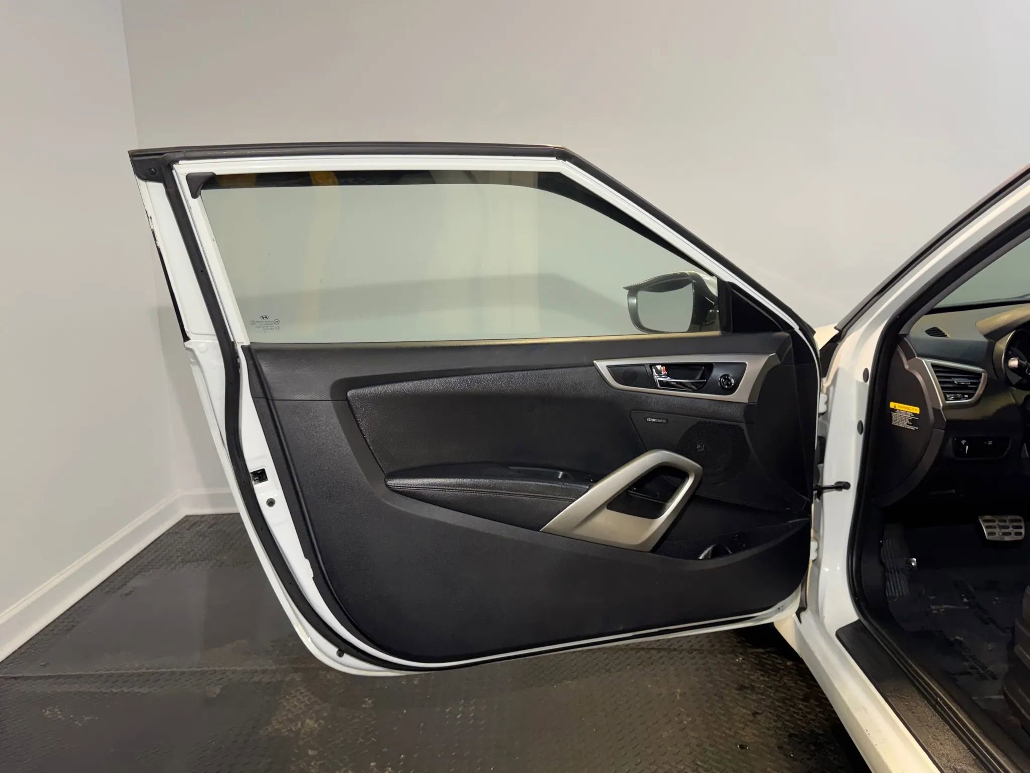 Used 2013 Hyundai Veloster w/ Style Pkg image 7