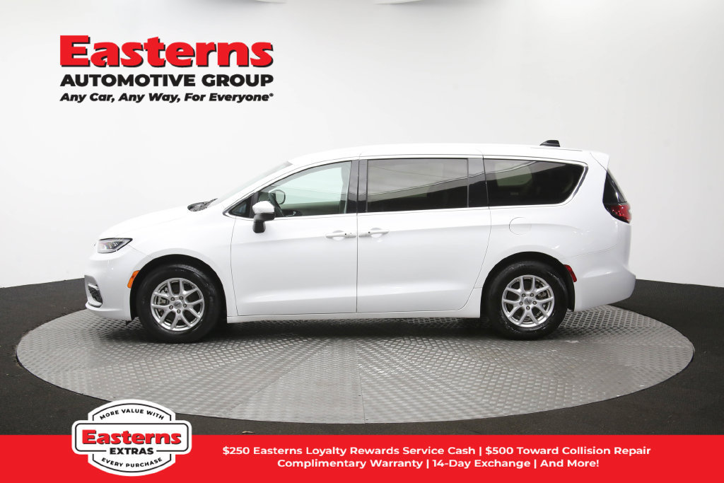 Used 2023 Chrysler Pacifica Touring-L FWD image 62