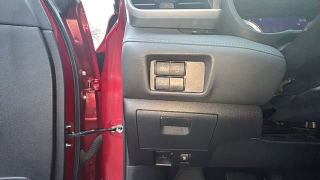 Used 2024 Toyota Highlander LE image 17