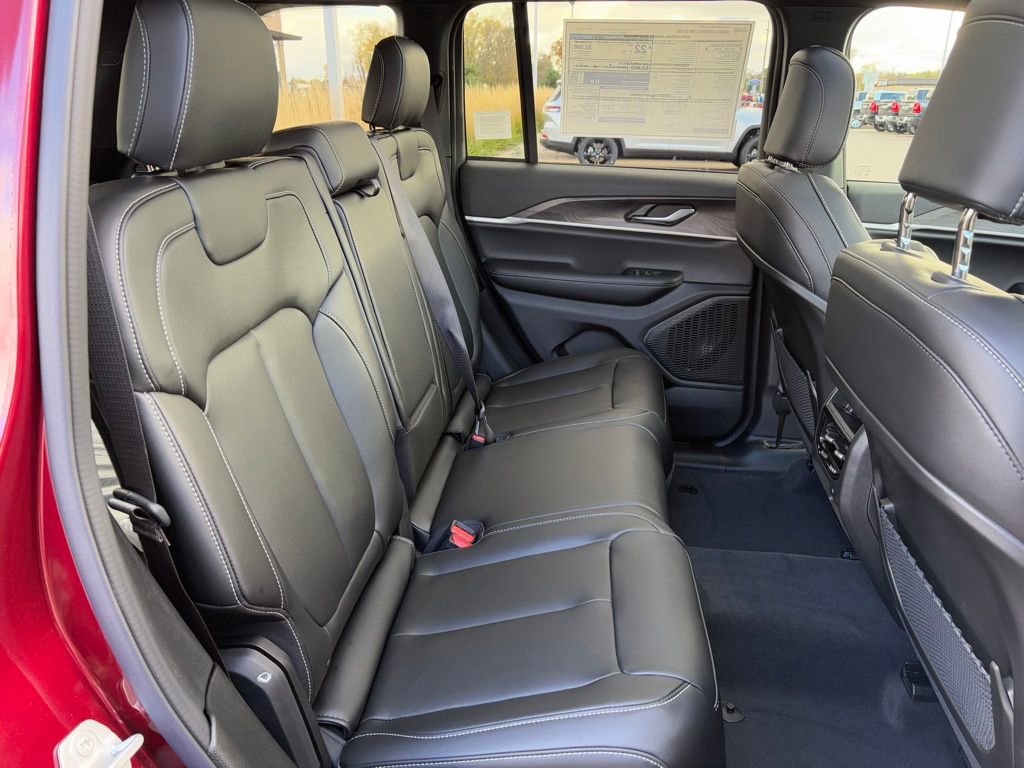 New 2025 Jeep Grand Cherokee Limited w/ Black Appearance Package AWD/4WD image 11