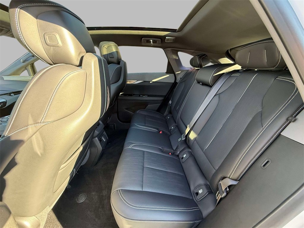 Used 2025 Cadillac Optiq Luxury 2 w/ LPO, Floor Liner Package image 19